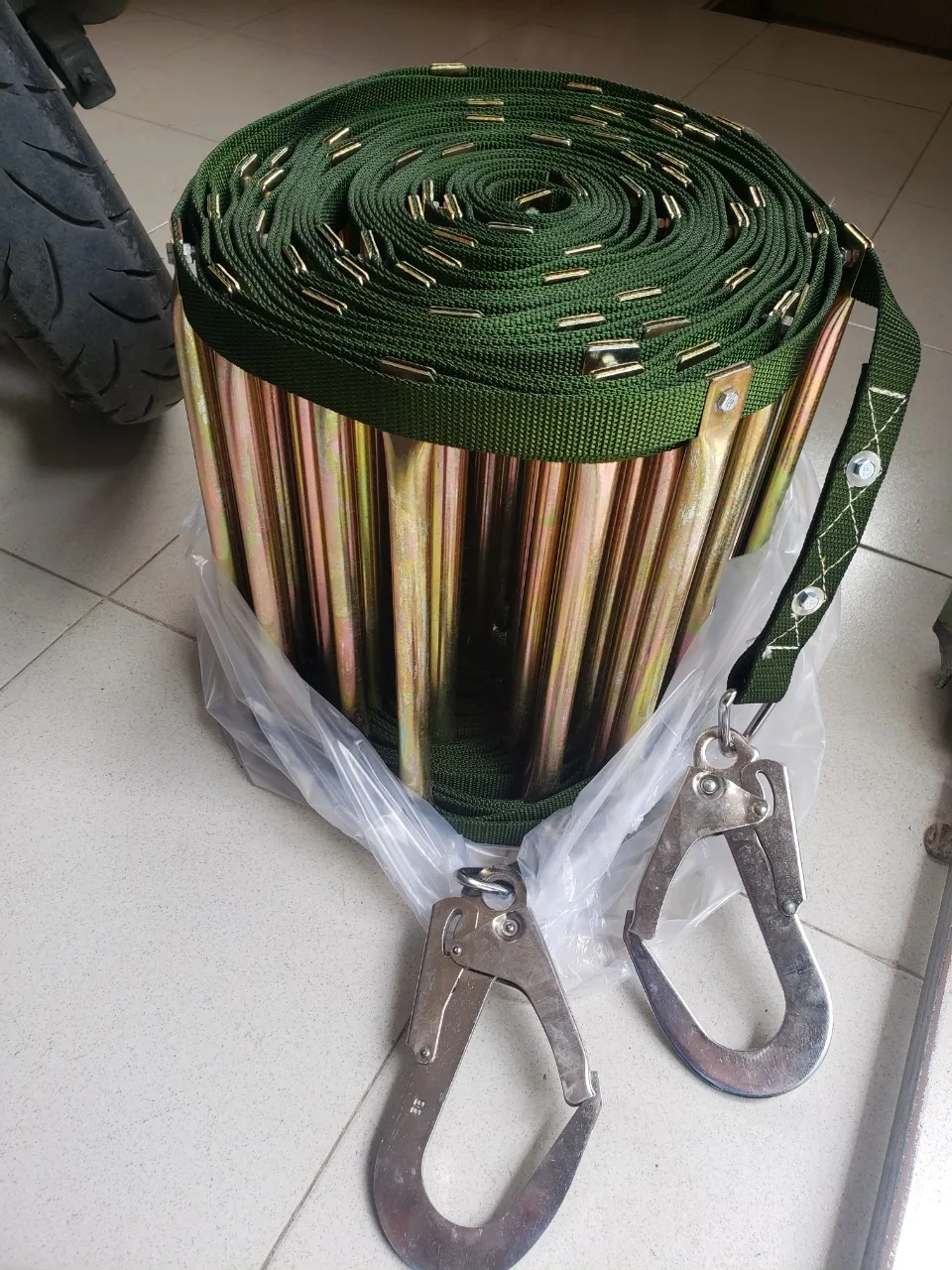 Thang dây thoát hiểm